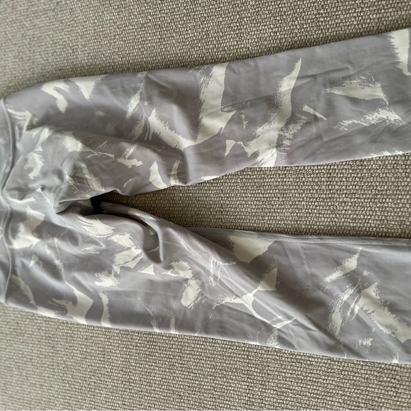 Lululemon Wunder Under High-Rise legging 25" size 6. EUC. - Picture 4 of 6